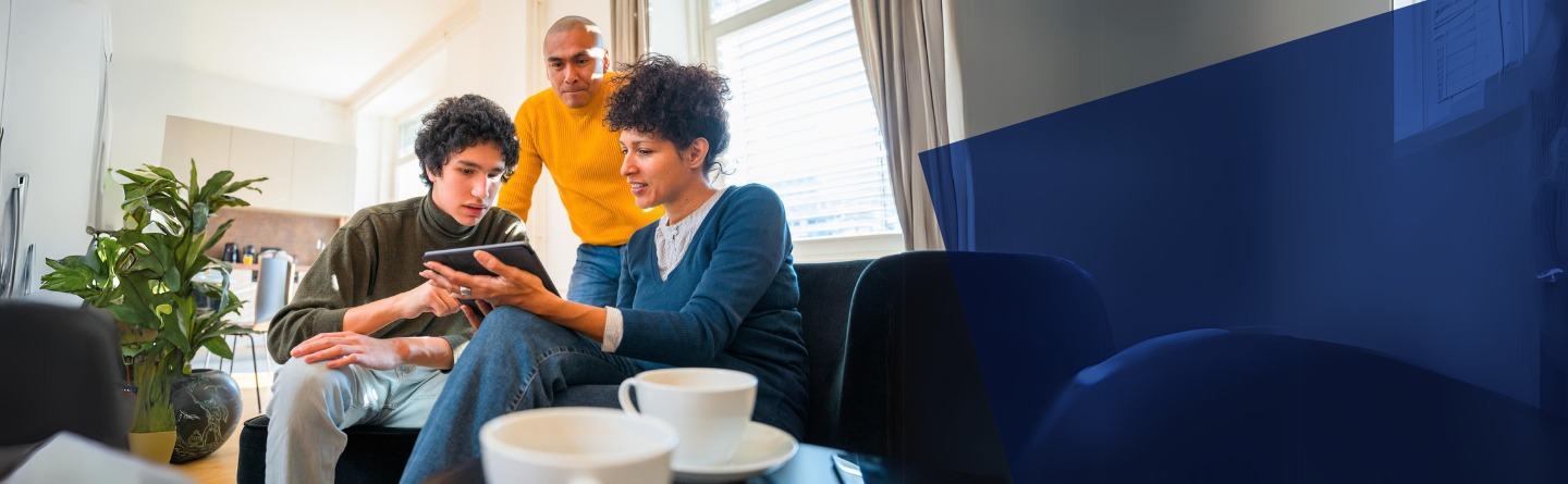 Headerbild mit einer Familie bestehend aus Mutter, Vater und Teenager, die gemeinsam an einem Tablet recherchiert