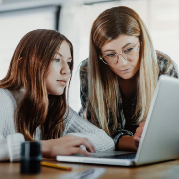 Kachelbild Mutter und Tochter recherchieren am Laptop